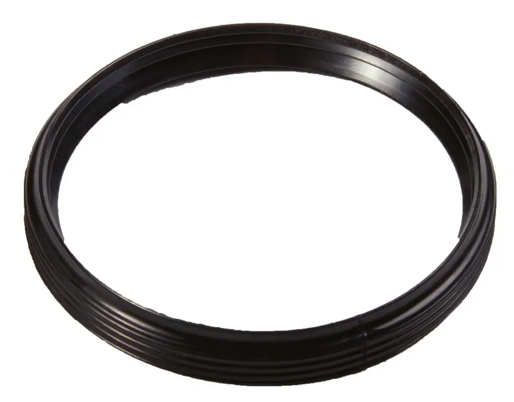 Schwarzer PVC-Ring von Wavin, zylindrisch geformt mit geriffelter Oberfläche, geeignet als Ersatzdichtring.